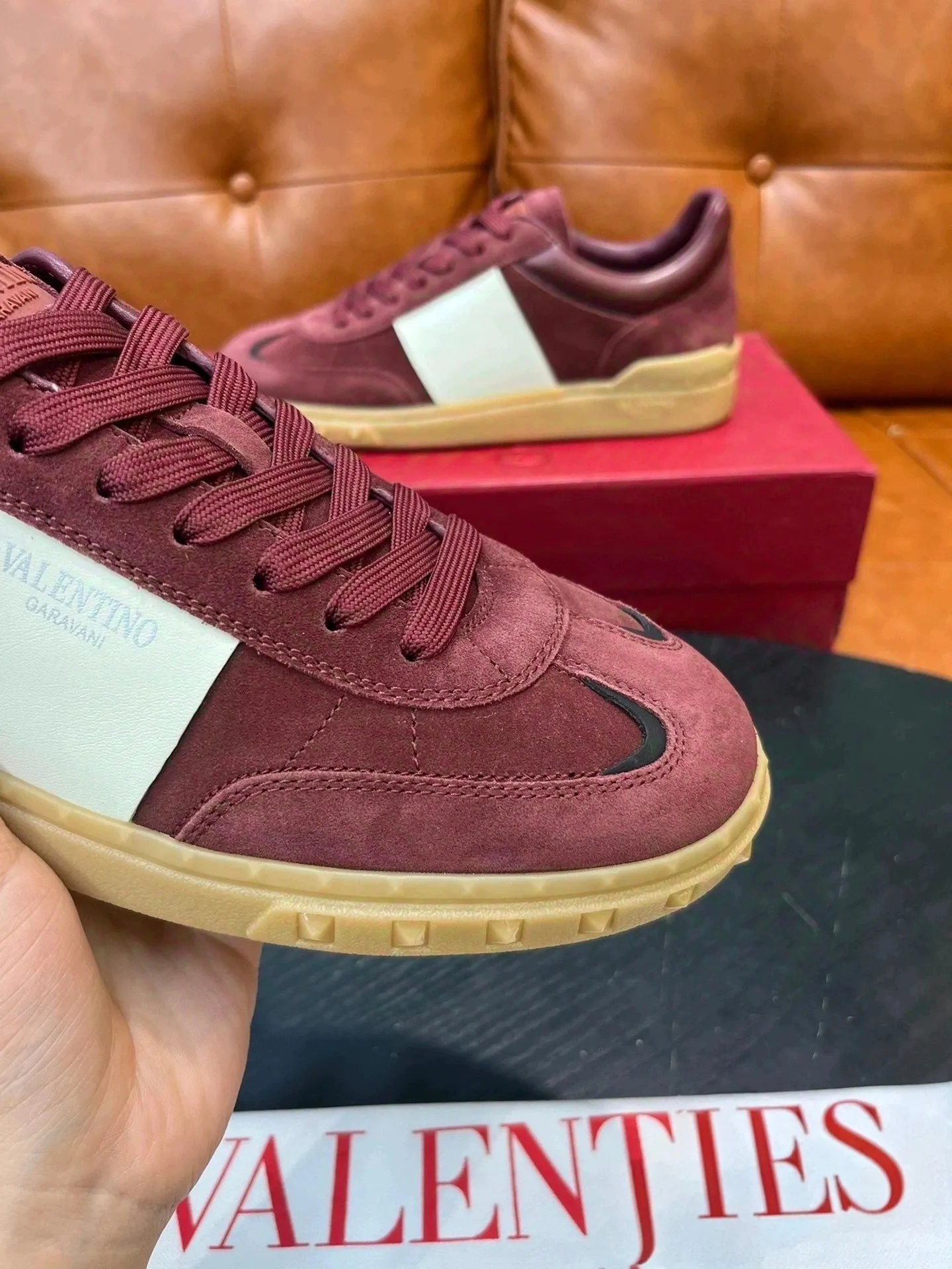 Factory price: 438💰VALENTINO GARAVANI U men's shoes💰VILLAGE couple's style👫low-top sneakers, screen printed VALENTINO GARAVANI LOGO embossed rivets decorated on the rubber soles on the tongue. Stylish and good-looking🤩. Comfortable and stylish on the feet, full of fashion🫢. size: 38-44 (men’s size 38.45 is non-refundable)